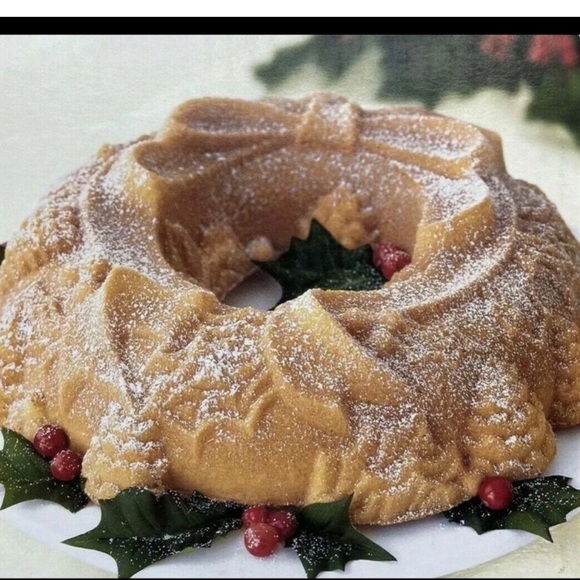 Nordic Ware Holiday Wreath Bundt Cake Pan in Williams Sonoma Gift Box - Picture 9 of 10